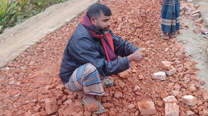 অভিযোগ করলে সবকিছু এড়িয়ে যান এলজিইডি কর্মকর্তা- নিম্ন মানের সামগ্রী দিয়ে রাস্তা নির্মাণ
