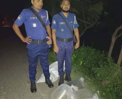 দেবহাটায় পুলিশের অভিযানে আটক ভারতীয় রেনু খালে অবমুক্ত