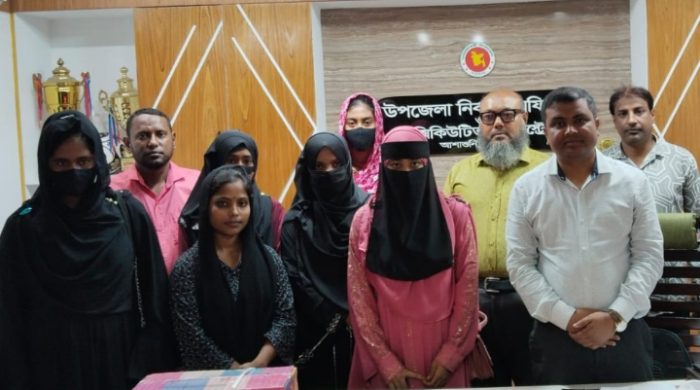 আশাশুনিতে স্বপ্নসারথিদের মাঝে সেলাই মেশিন বিতরণ