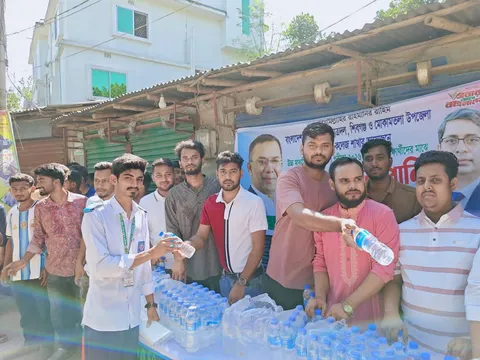 প্রচণ্ড গরমে এইচএসসি পরীক্ষার্থীদের পাশে ছাত্রদল প্রতিমন্ত্রী মীর শাহে আলম এমপির নির্দেশনায় শিবগঞ্জ ও মোকামতলা উপজেলা ছাত্রদলের উদ্যোগে বিশুদ্ধ পানি বিতরণ
