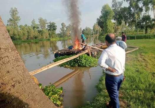 অবৈধ বালু উত্তোলনে ব্যবহৃত ড্রেজার ও পাইপ আগুনে পুড়িয়ে ধ্বংস, কঠোর বার্তা ইউএনওর