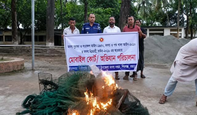 করতোয়ায় অবৈধ জালের বিরুদ্ধে কঠোর অভিযান, চায়না দুয়ারী ও কারেন্ট জাল উদ্ধার করে আগুনে ধ্বংস