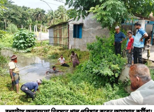 আশাশুনির বুধহাটায় জলাবদ্ধতা নিরসনে খাল পরিষ্কার করলেন জামায়াত কর্মীরা