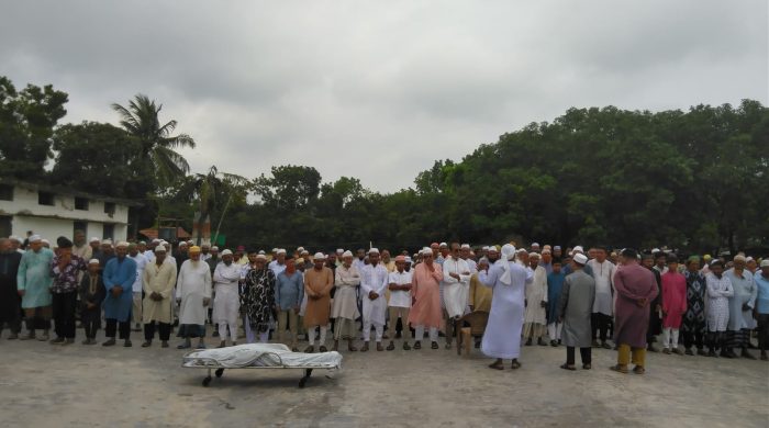 চিরনিদ্রায় শায়িত সম্পাদক-পত্নী রেহানা খাতুন হেনা, বৈরী আবহাওয়া উপেক্ষা করে জানাজায় হাজারো মানুষের ঢল