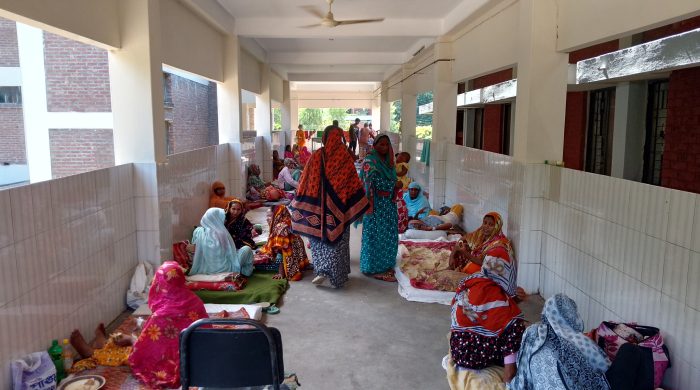 রাণীশংকৈল ​৫০ শয্যার হাসপাতালে ৯৪ রোগী- মেঝে-বারান্দায় শয্যা সেবা দিতে ক্লান্ত চিকিৎসক-নার্স