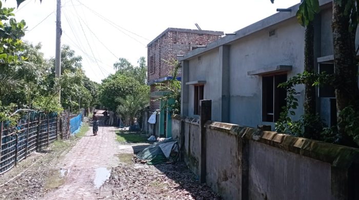 পাইকগাছায় জমি দখলের কথিত অভিযোগ এনে ইউপি সদস্যের পরিবারকে হয়রানির চেষ্টা
