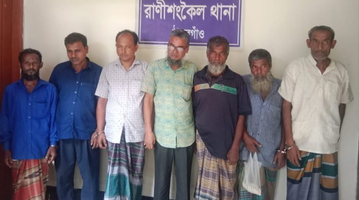 রাণীশংকৈলে মধ্যরাতে পুলিশি অভিযান, বাড়ি থেকে ৭ জুয়ারি গ্রেপ্তারসহ নগদ টাকা উদ্ধার