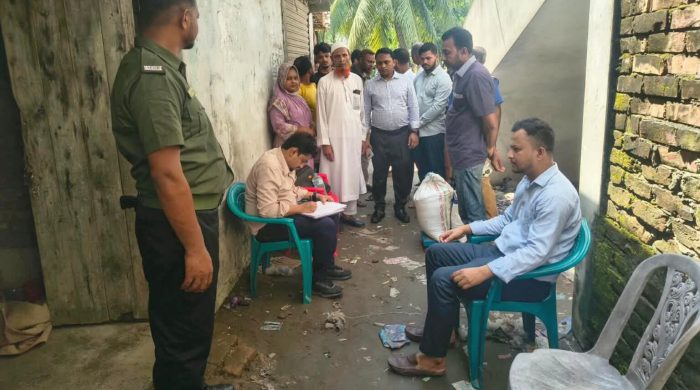 পাইকগাছায় সরকারি চাল ওজনে কম দেওয়ায় দুই ডিলারকে জরিমানা
