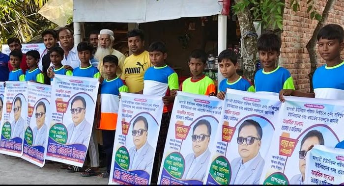 সখিপুরের ৭ নম্বর ওয়ার্ডে শিশুদের মাঝে খেলাধুলার পোশাক বিতরণ