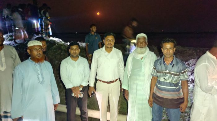 জেলা প্রশাসকের নির্দেশে রাতে কুড়িকাহুনিয়া ভাঙন পরিদর্শনে এসিল্যান্ড মিঠুন মৈত্র