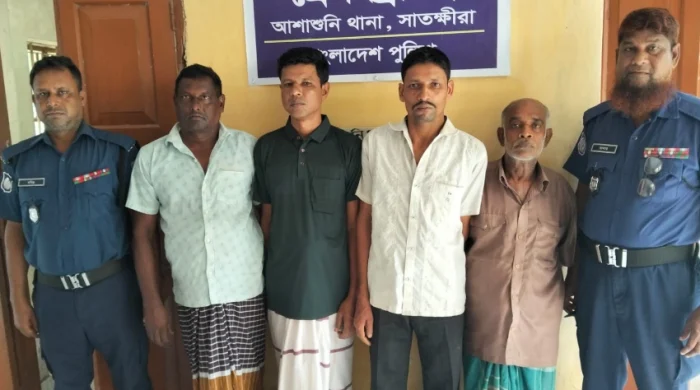 আশাশুনিতে ওসি জাহাঙ্গীর আরিফের নেতৃত্বে পুলিশের অভিযান, সাজাপ্রাপ্তসহ গ্রেফতার ৪