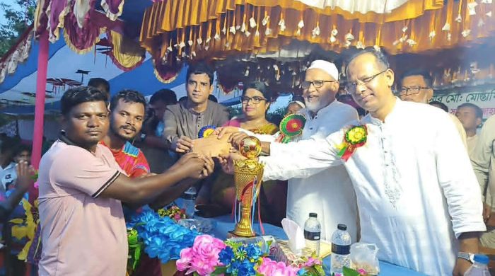 সাপাহারে আদিবাসী নাপাই জিয়ন ফুটবল টুর্নামেন্টে চ্যাম্পিয়ন তানোর ফুটবল একাদশ