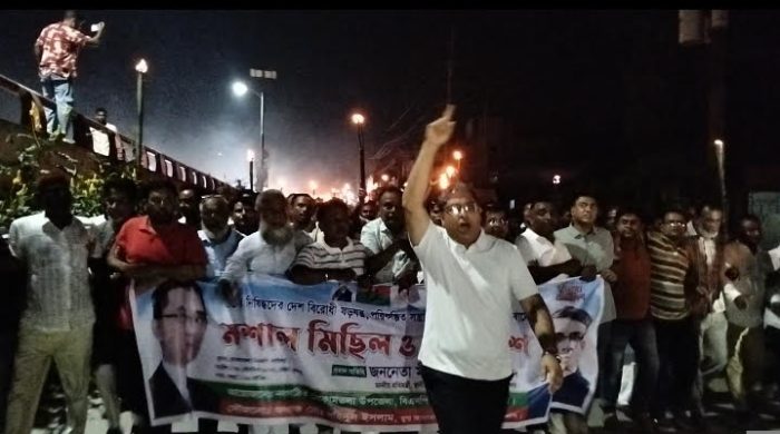 বগুড়ার মোকামতলায় গুপ্ত ও নিষিদ্ধদের ষড়যন্ত্রের প্রতিবাদে হাজার হাজার মানুষের মশাল মিছিল