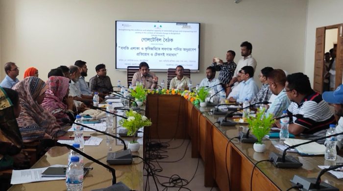 পাইকগাছায় বসতি এলাকা ও কৃষি জমিতে লবণাক্ত পানির অনুপ্রবেশ বন্ধে গোলটেবিল বৈঠক
