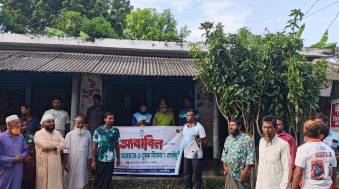 দেবহাটায় আবাবিলের উদ্যোগে চিকিৎস সহায়তা ও গাছের চারা বিতরণ