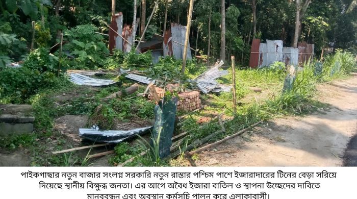 পাইকগাছায় সরকারি রাস্তার পাশের ইজারার স্থাপনা সরিয়ে দিলো বিক্ষুব্ধ জনতা
