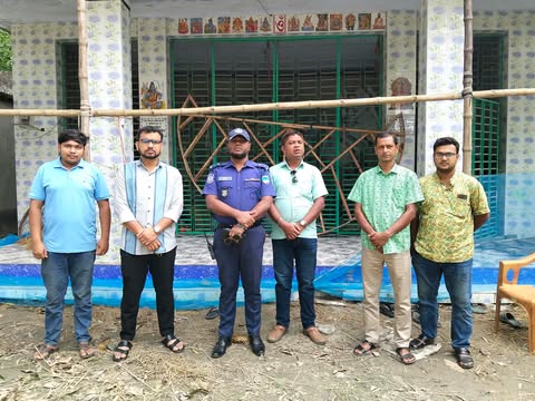 দেবহাটায় উৎসবমুখর পরিবেশে দূর্গাপূজা সম্পন্নে বিভিন্ন মন্দিরে ওসির পরিদর্শন