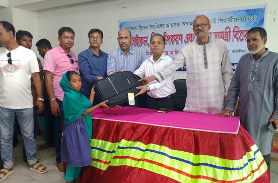 দেবহাটায় উপজেলা প্রশাসনের উদ্যোগে শিক্ষার্থীদের মাঝে সাইকেল, স্কুল ব্যাগ ও ক্রীড়া সামগ্রী বিতরন