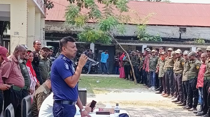 আশাশুনিতে দুর্গাপূজার নিরাপত্তায় আনসারদের সতর্ক থাকার নির্দেশ ওসি শাহিদুর রহমানের