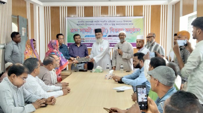 আশাশুনিতে দুর্গাপূজা উপলক্ষে শাড়ি ও অনুদানের চেক বিতরণ করলেন এমপি রবিউল বাশার