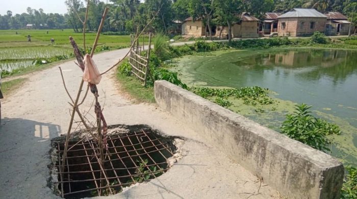 আশ্বাসেই পার ৭ মাস-হোসেনগাঁওয়ে ভাঙা সেতুতে ঝুলছে লাল কাপড় বাড়ছে দূর্ঘটনার ঝুঁকি